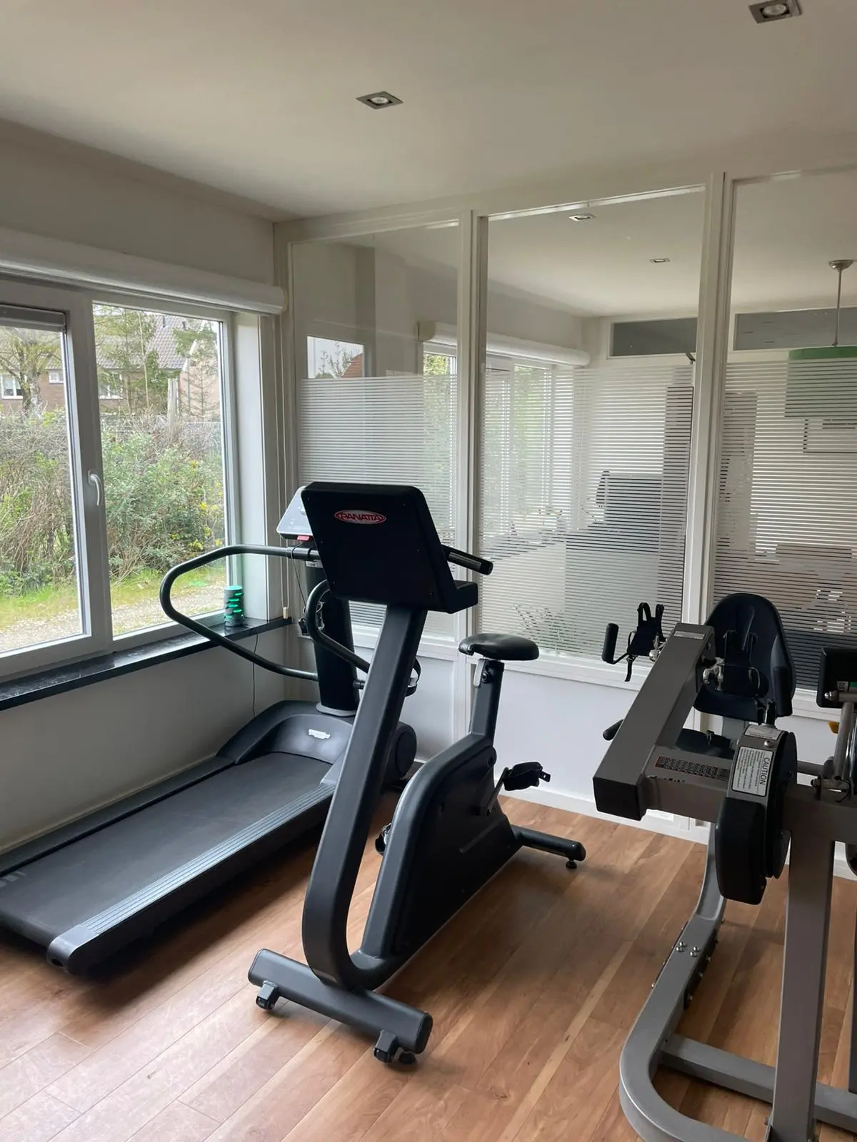 Fysio_van_Straten_Zicht op de wachtruimte vanuit de fitness ruimte